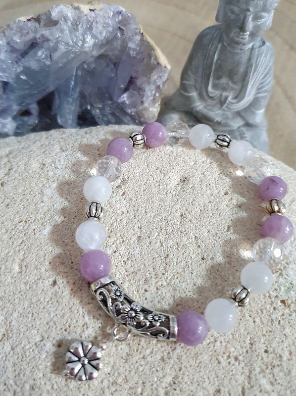 🌸 MÉNOPAUSE 🌸 Bracelet extensible T.standard 18cm/18,5cm. Perles naturelles en véritables LÉPIDOLITE/CRISTAL DE ROCHE/PIERRE DE LUNE 🌙 Création artisanale. Modèle unique.