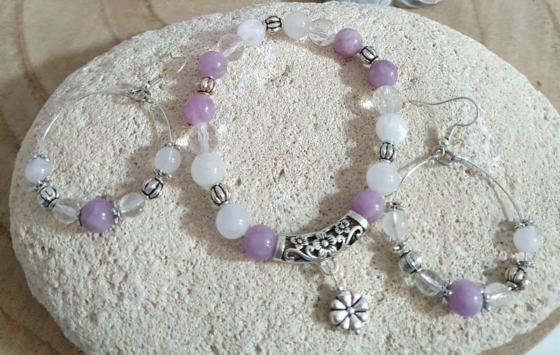 🌸 MÉNOPAUSE 🌸 Bracelet extensible T.standard 18cm/18,5cm. Perles naturelles en véritables LÉPIDOLITE/CRISTAL DE ROCHE/PIERRE DE LUNE 🌙 Création artisanale. Modèle unique.