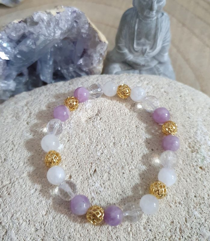 🌸 MÉNOPAUSE 🌸 Bracelet extensible T.standard 18cm/18,5cm. Perles naturelles en véritables LÉPIDOLITE/CRISTAL DE ROCHE/PIERRE DE LUNE 🌙 Création artisanale. Modèle unique.