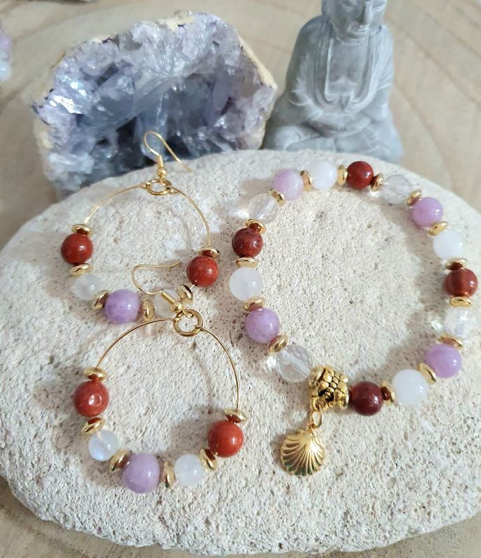 🌹 MÉNOPAUSE 🌹 Bracelet extensible T.standard 18cm/18,5cm. Perles naturelles en véritables LÉPIDOLITE/CRISTAL DE ROCHE/PIERRE DE LUNE 🌙 JASPE ROUGE. Création artisanale. Modèle unique.