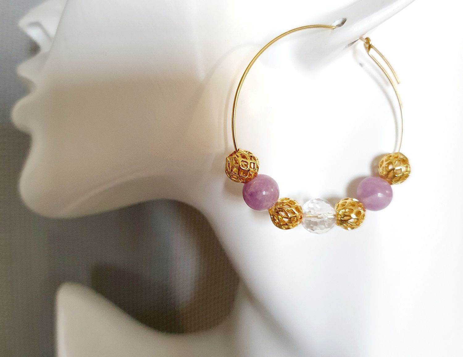 Fines créoles perles dentelles dorées. Perles en véritables CRISTAL DE ROCHE FACETTÉ/LÉPIDOLITE. Création artisanale. Modèle unique.