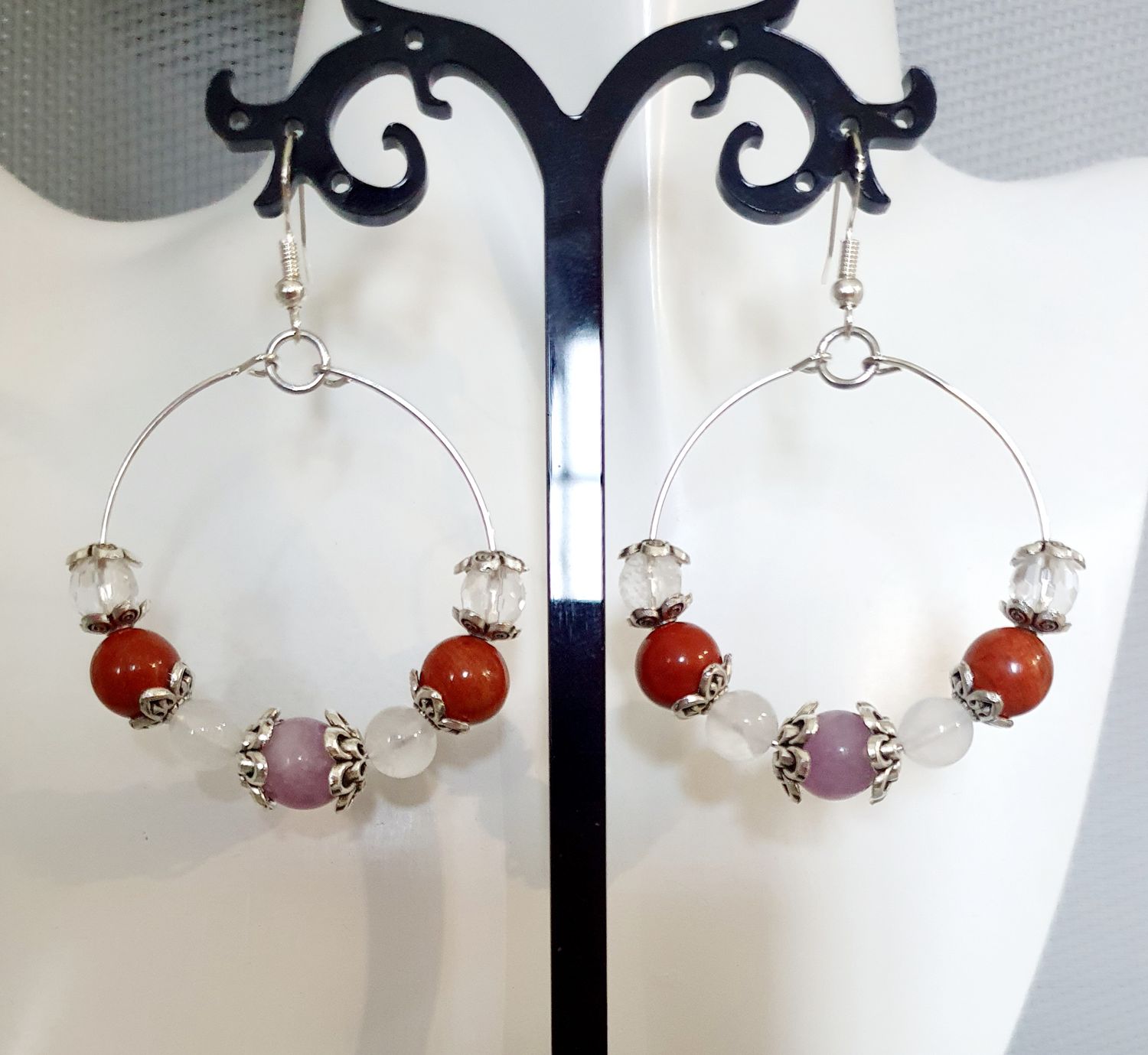 Créoles argentées. Perles naturelles en véritables LÉPIDOLITE/JASPE ROUGE/CRISTAL DE ROCHE/PIERRE DE LUNE. Création artisanale. Modèle unique.