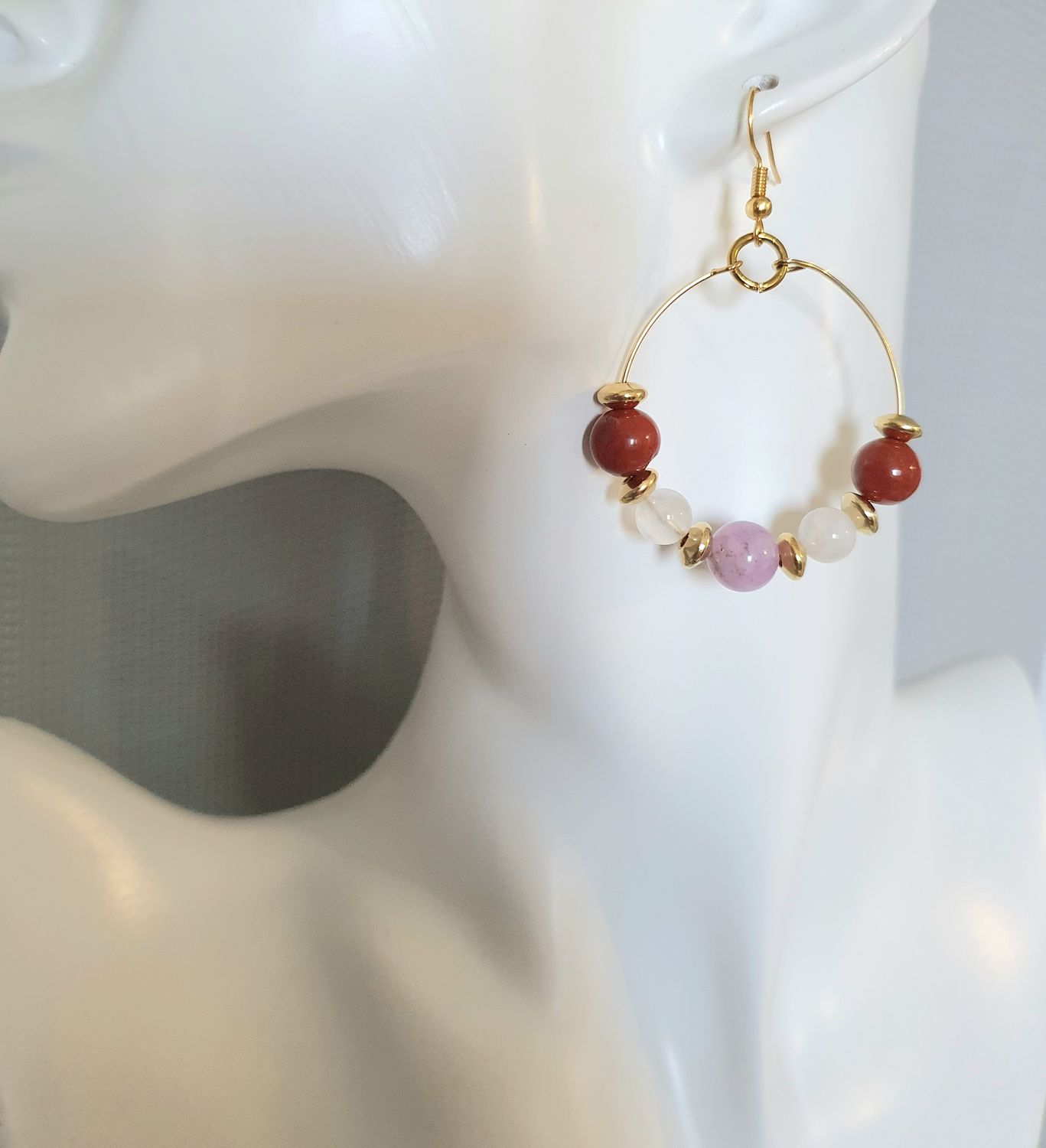 Créoles dorées.  Perles naturelles en véritables LÉPIDOLITE/PIERRE DE LUNE/JASPE ROUGE. Création artisanale. Modèle unique.