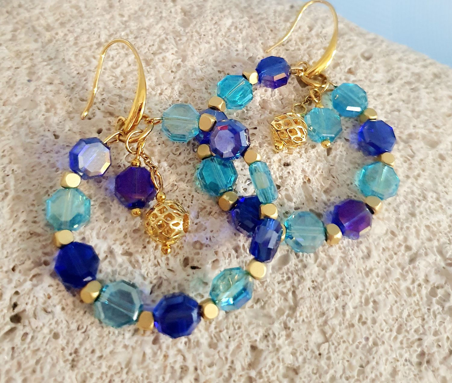 💎 Créoles dorées et perles de cristal plates bleu saphir et bleu azur. Création artisanale. Modèle unique