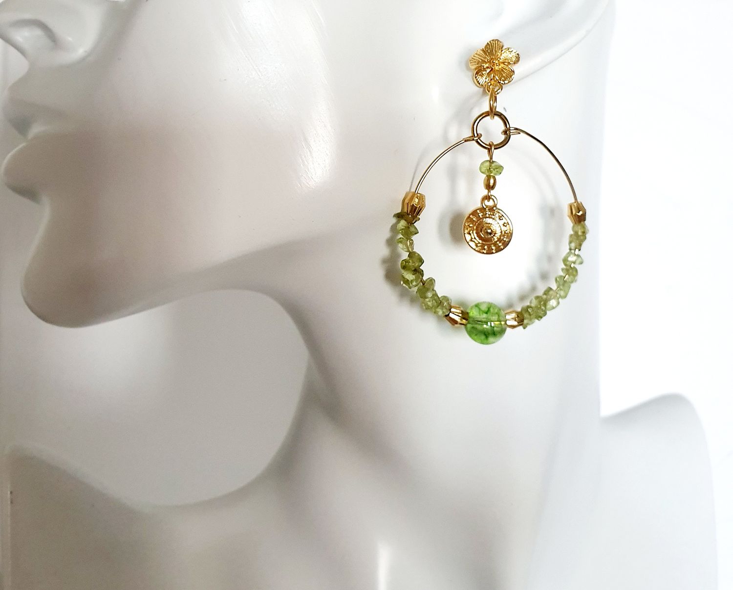 💚 Créoles breloques dorées à l&#39;or fin 24K. Chips et perles en Olivine des Canaries. Création artisanale. Modèle unique.