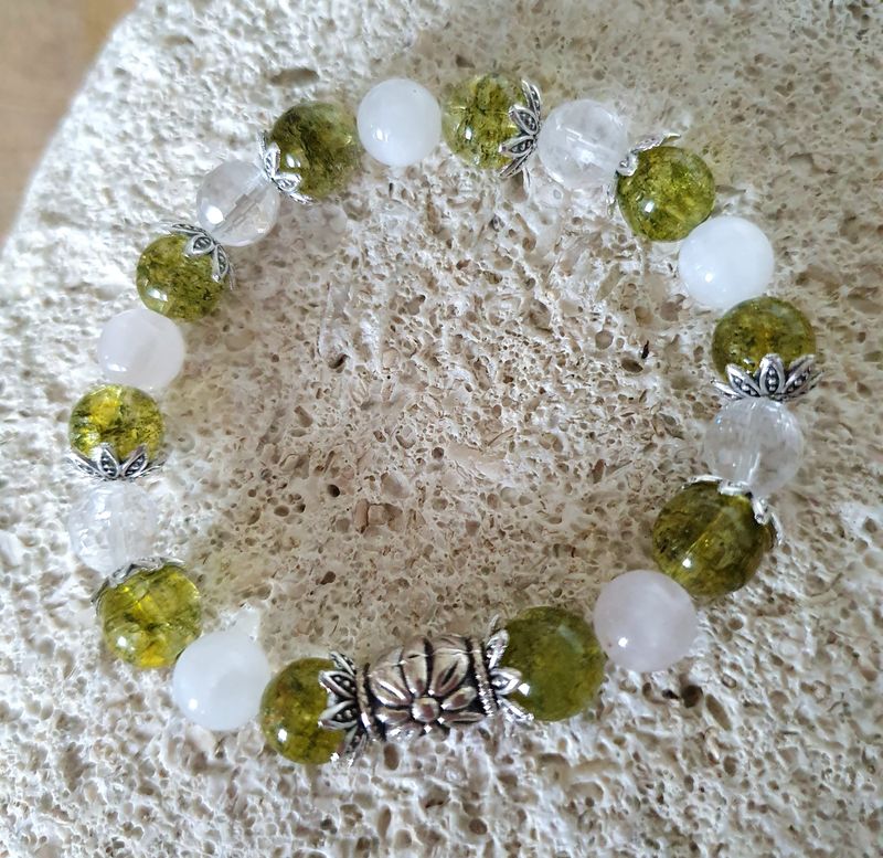 💚 Bracelet extensible T.standard 18,5cm. Perles en véritables Olivine des Canaries/Quartz rose et Cristal de Roche facetté. 🙏 ÉQUILIBRE/SÉRÉNITÉ/CONFIANCE EN SOI. Création artisanale. Modèle unique.