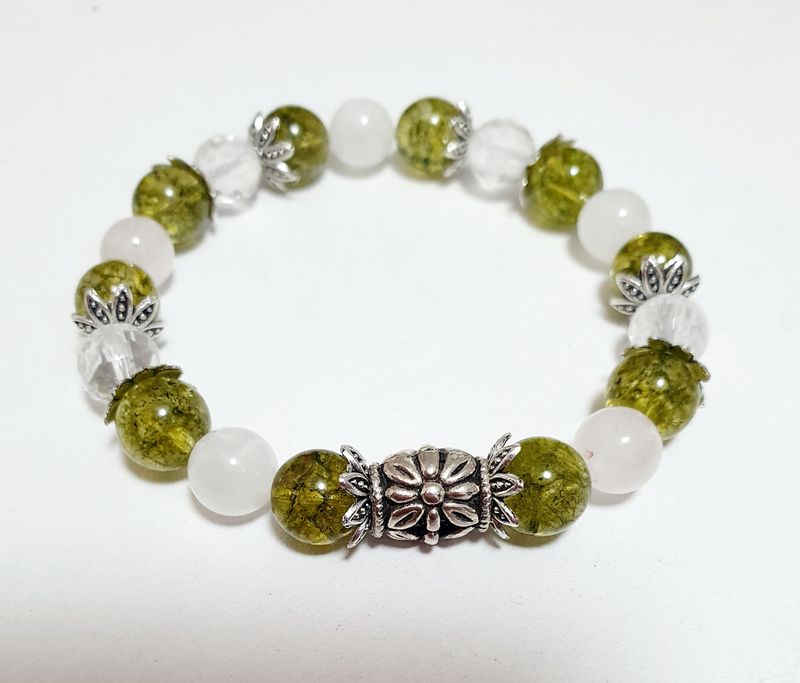 💚 Bracelet extensible T.standard 18,5cm. Perles en véritables Olivine des Canaries/Quartz rose et Cristal de Roche facetté. 🙏 ÉQUILIBRE/SÉRÉNITÉ/CONFIANCE EN SOI. Création artisanale. Modèle unique.