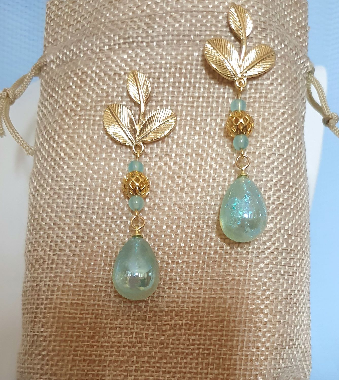 🌿 Boucles d&#39;oreilles feuilles dorées 🍃 et gouttes irisées Azur.  Très légères à porter. Création artisanale. Modèle unique.