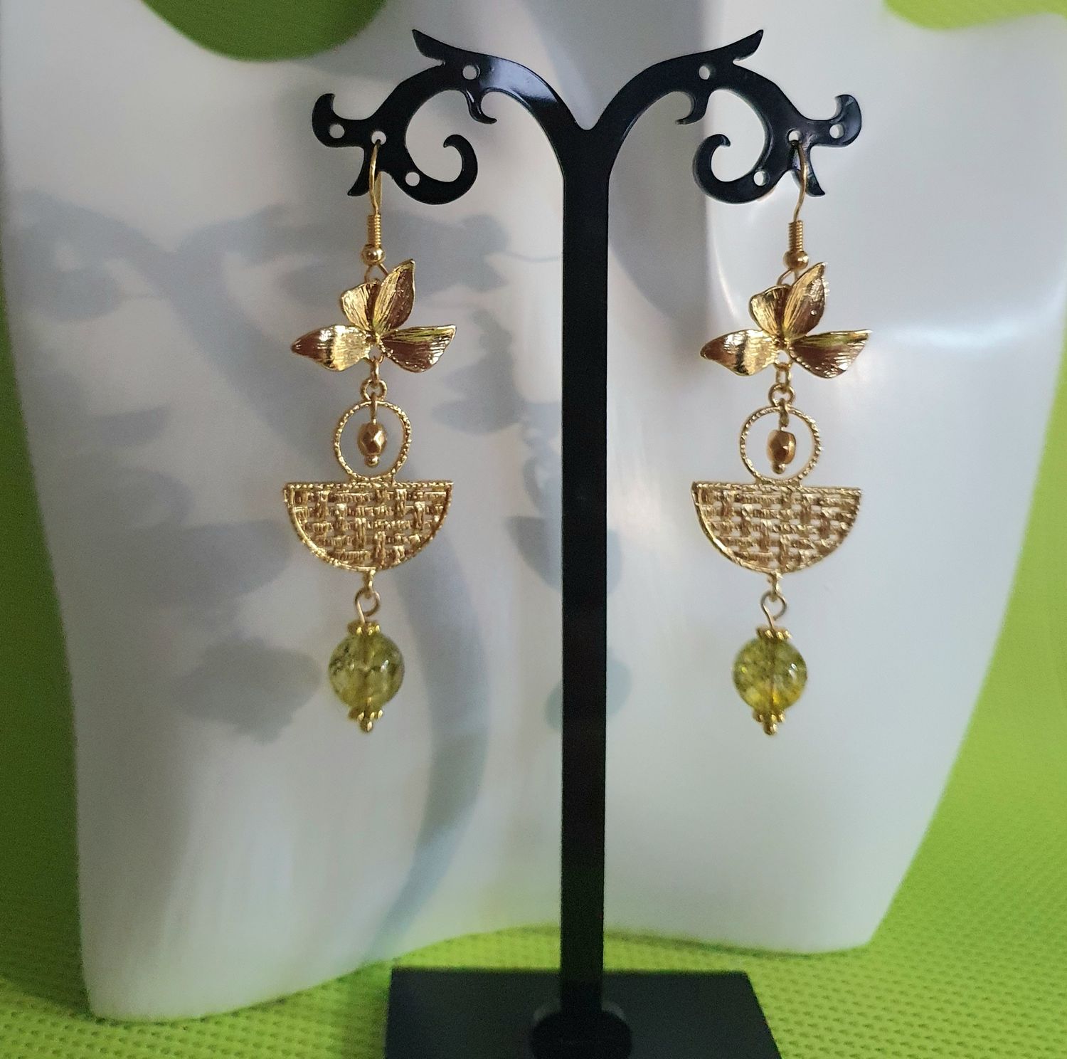 💚 Boucles d&#39;oreilles boutons orchidées dorées à l&#39;or fin 24K. Paniers tressés et perles en véritable Olivine des Canaries. Création artisanale. Modèle unique.
