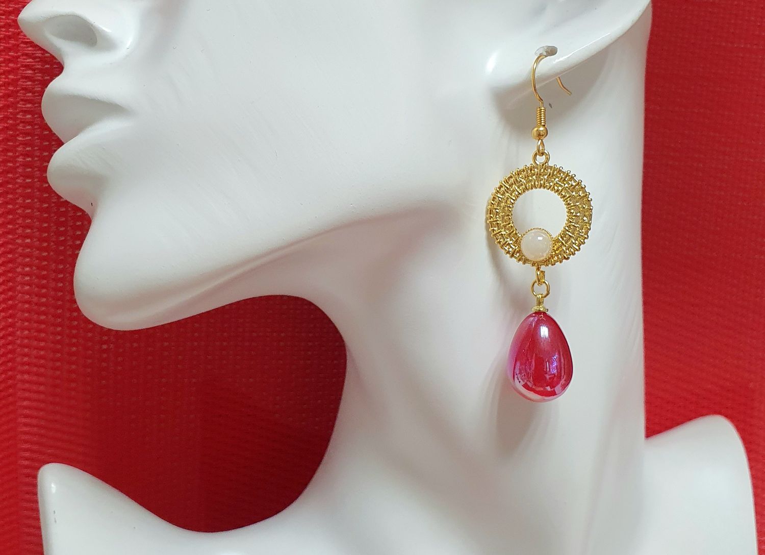 💖 Boucles d&#39;oreilles dorées à l&#39;or fin 24K Premium. Gouttes en acrylique rouge,  irisées. Création artisanale. Modèle unique.