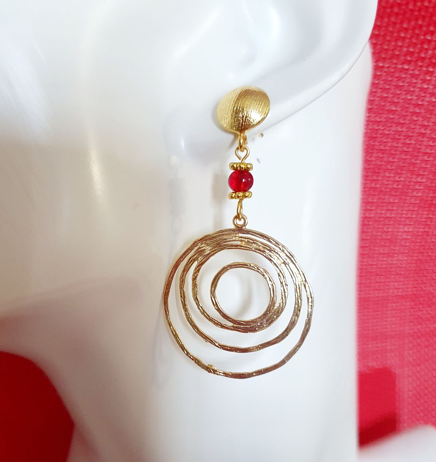 💖 Boucles d&#39;oreilles spirales dorées à l&#39;or fin 24K Premium. Petites perles en verre rouge rubis. Création artisanale. Modèle unique.