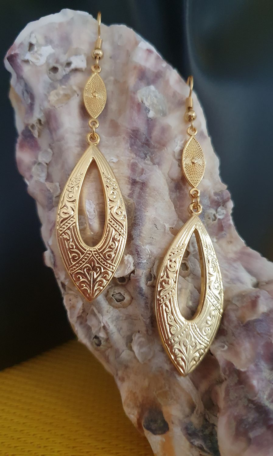Boucles d&#39;oreilles Navettes ethniques dorées à l&#39;or fin 24K Premium. Création artisanale. Modèle unique.
