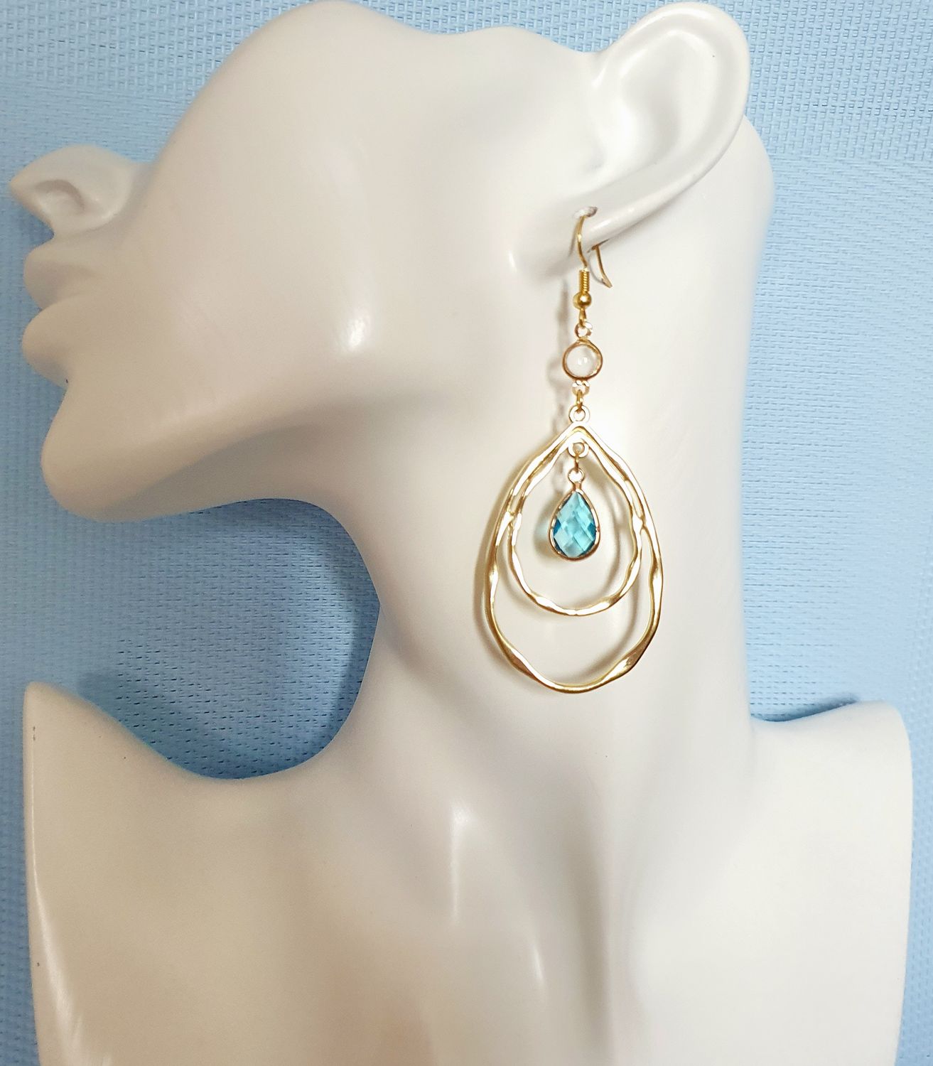 💧 Boucles d&#39;oreilles doubles gouttes baroques en acier doré inoxydable. Pendentifs gouttes en cristal bleues Azur. Création artisanale. Modèle unique.