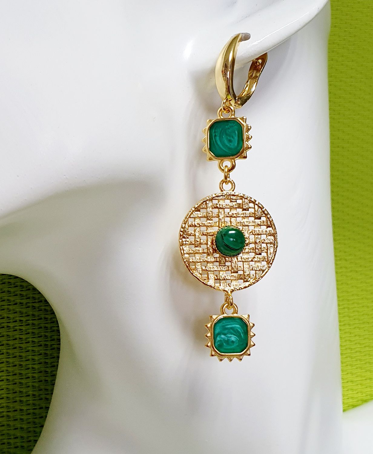 💚 Boucles d&#39;oreilles dormeuses dorées à l&#39;or fin 24K. Pendentifs carrés émail vert et cabochons en véritable Malachite. Création artisanale. Modèle unique.