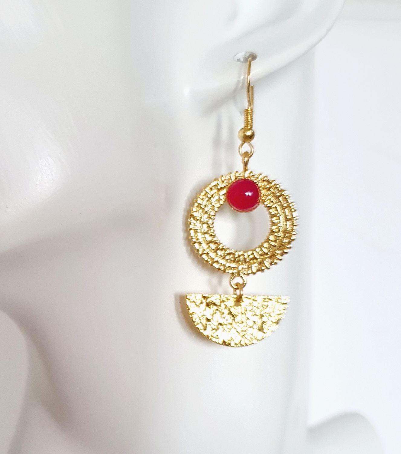 🌺 Boucles d&#39;oreilles dorées à l&#39;or fin 24K Premium.  Pendentifs ronds et cabochons en véritable Calcédoine fuchsia. Création artisanale. Modèle unique.