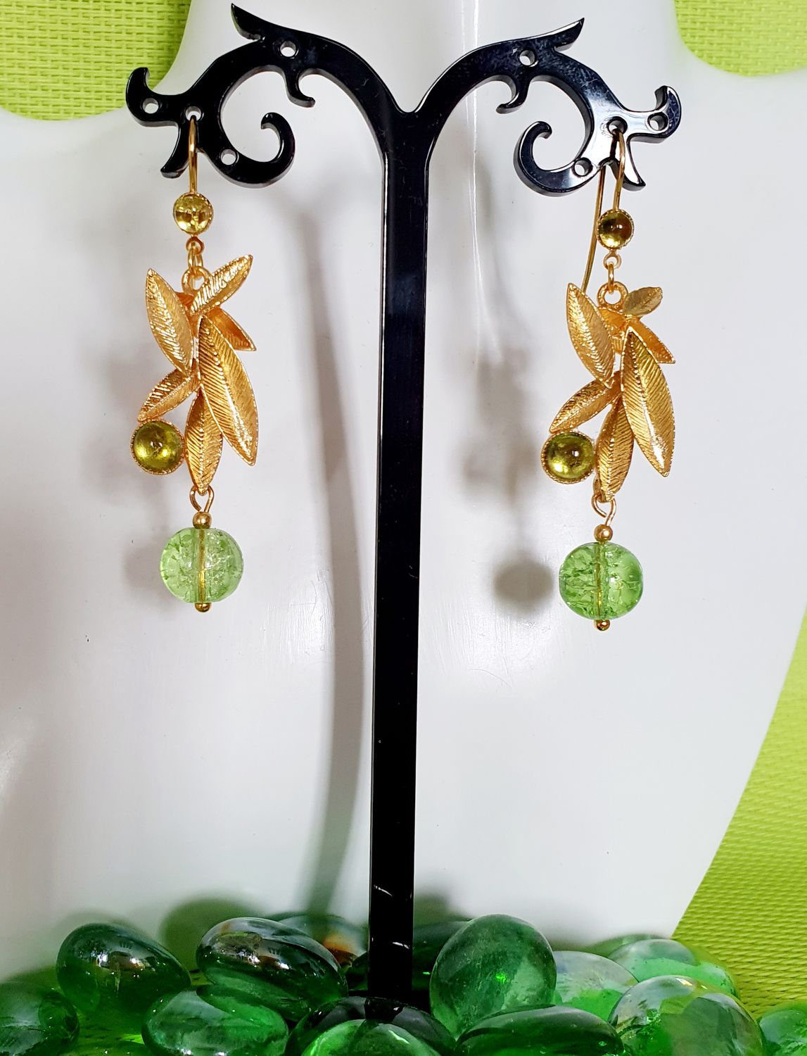 💚 Boucles d&#39;oreilles feuilles 🍃 dorées à l&#39;or fin 24K Premium. Cabochons en véritable Péridot. Perles en verre craquelé. Création artisanale. Modèle unique.