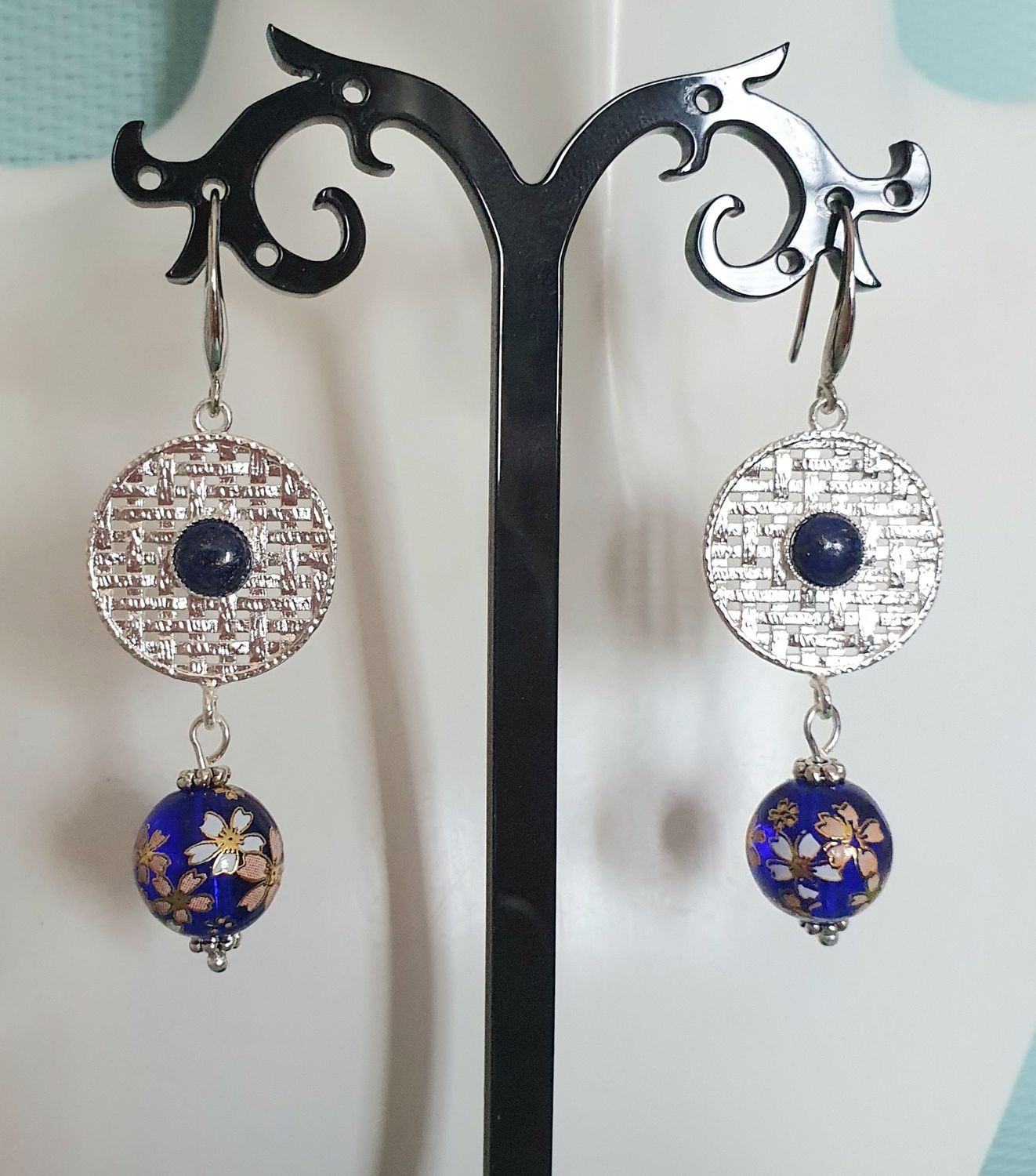 🦋 Boucles d&#39;oreilles médailles tressées, argentées 925 Premium. Cabochons Lapis-lazuli et perles Tensha bleues Saphir. Création artisanale. Modèle unique.