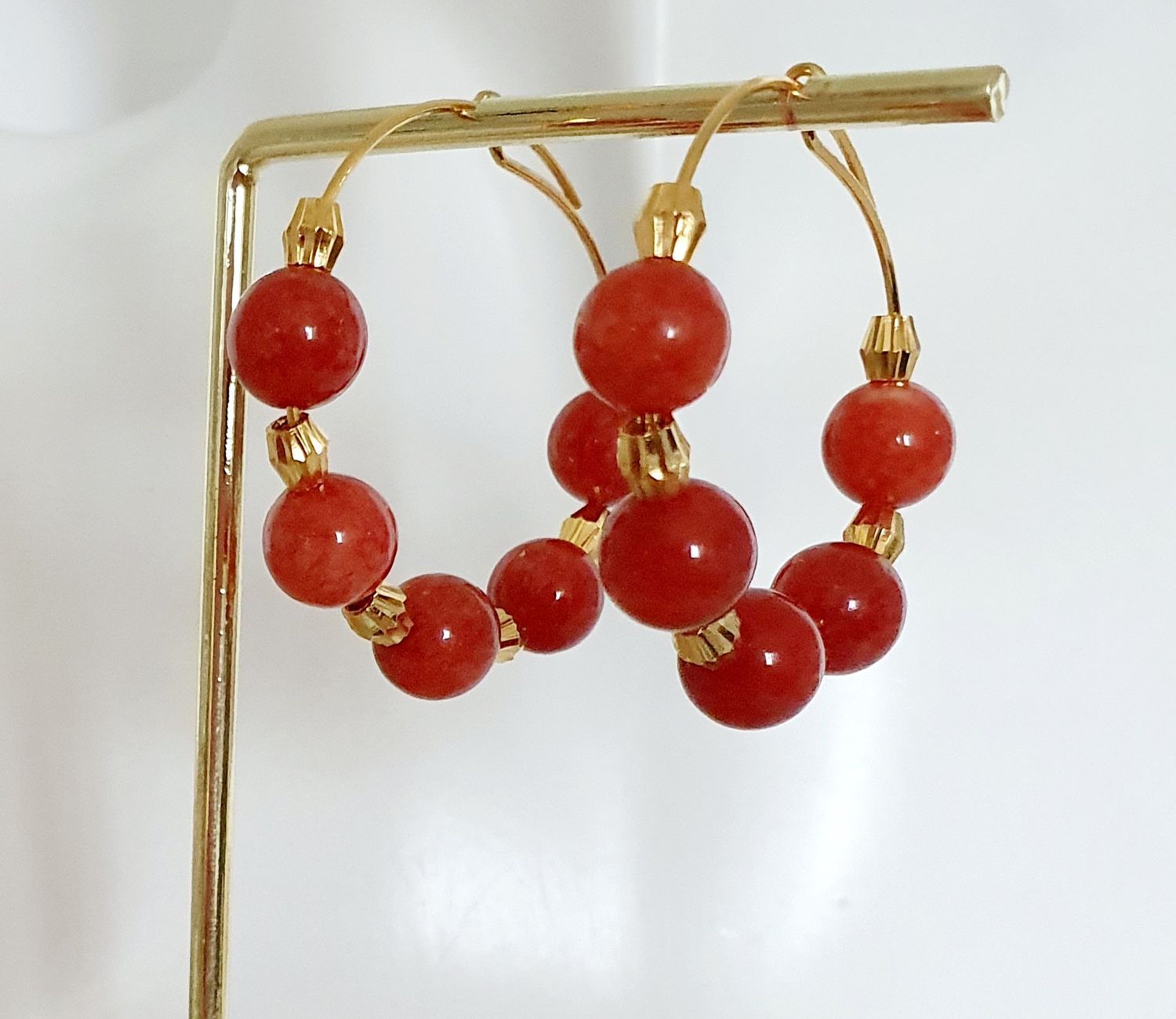 🧡 Créoles dorées à l&#39;or fin 24K Premium. Perles en pierre de Corail. Création artisanale. Modèle unique.