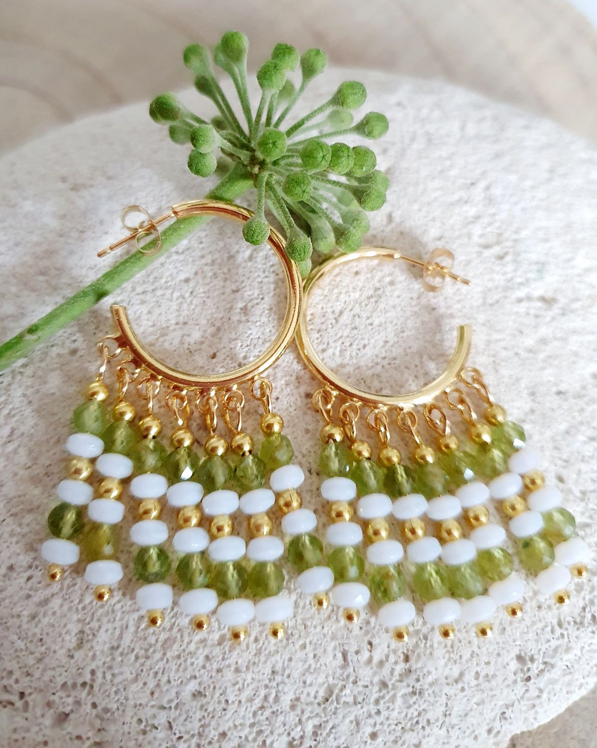 💚 PÉRIDOT 💚 Créoles chandeliers ouvertes dorées à l&#39;or fin 24K Premium. Perles facettées en véritable Péridot. Création artisanale. Modèle unique.