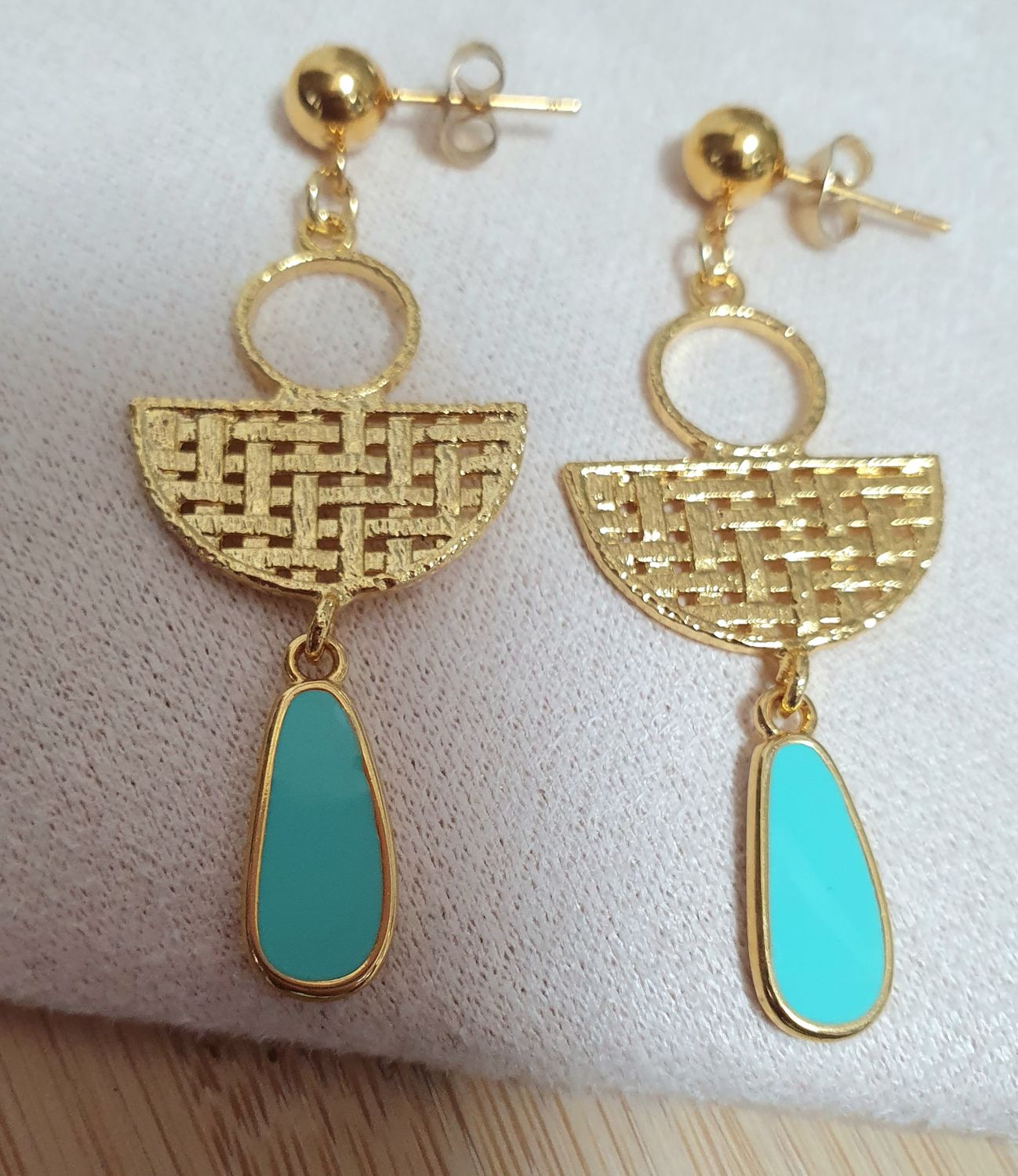 Boucles d&#39;oreilles petits paniers dorés à l&#39;or fin 24K Premium. Gouttes émail turquoise.