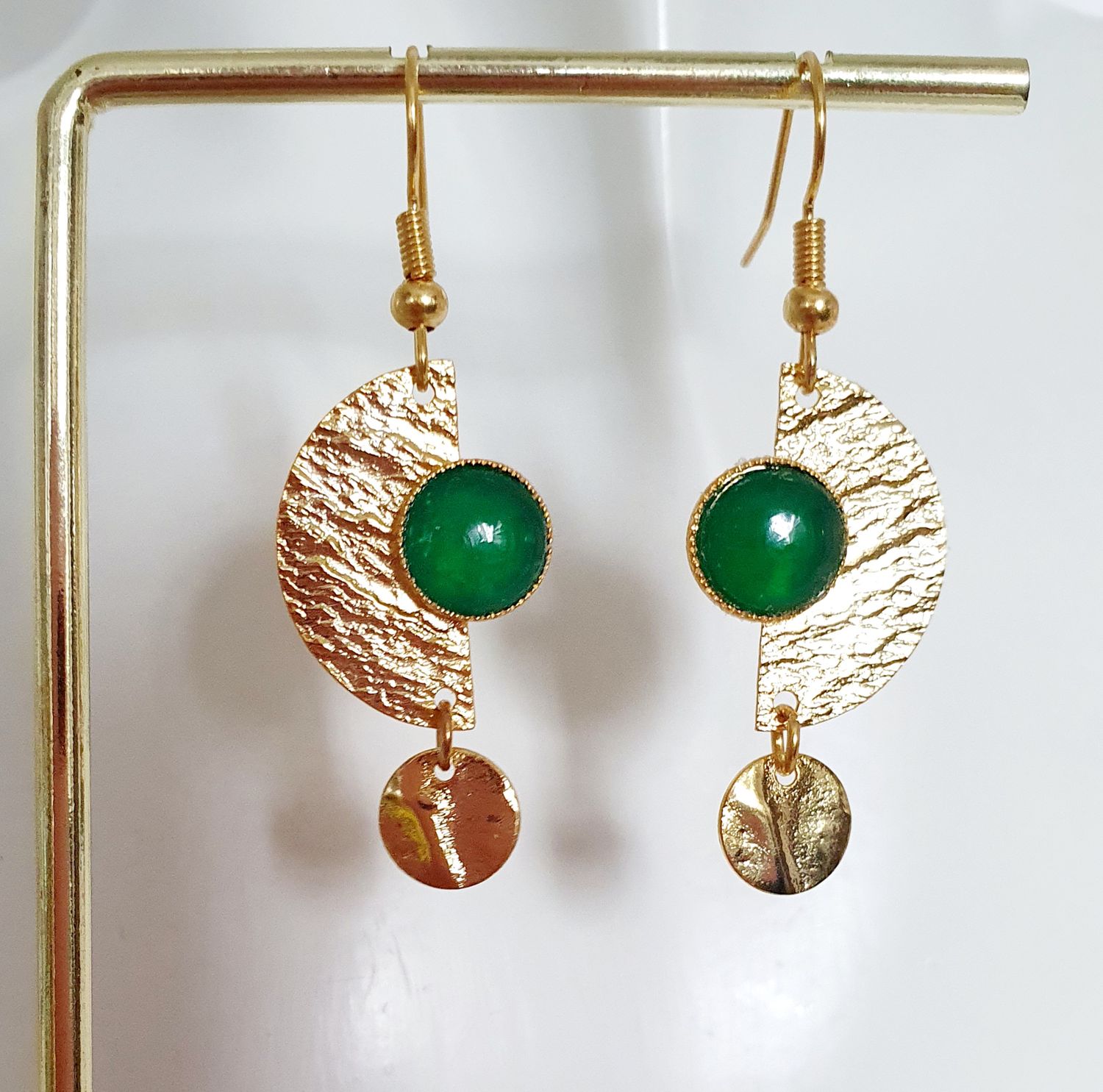 💚 Boucles d&#39;oreilles demie-lunes martelées dorées à l&#39;or fin 24K Premium. Cabochons sertis en Onyx vert 🙏 Pierre d&#39;apaisement 🙏 Création artisanale. Modèle unique.