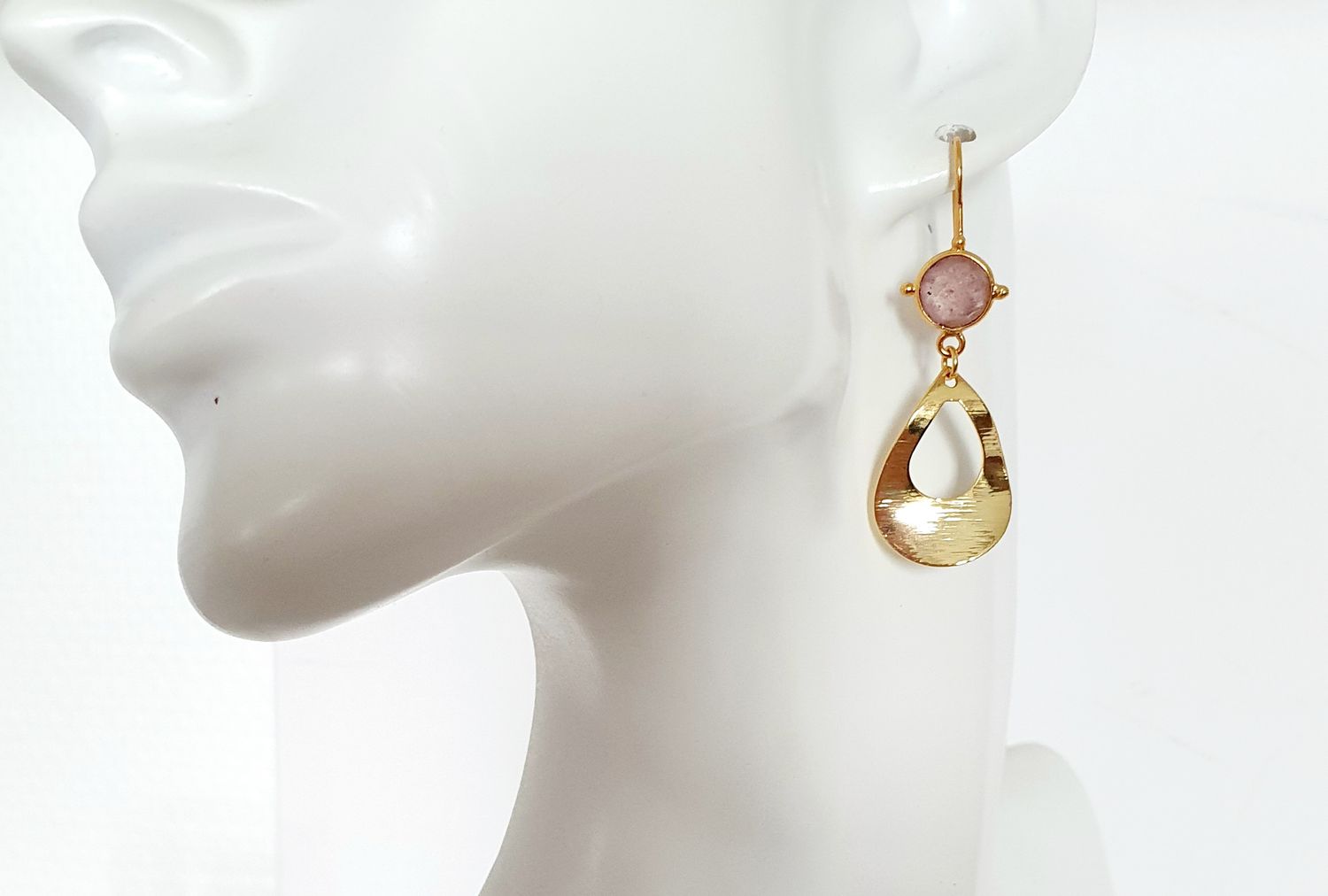 Boucles d&#39;oreilles gouttes ajourées ondulées, dorées à l&#39;or fin 24K Premium. Cabochons en Pierre de Lune 🙏 Pierre d&#39; Équilibre et anti-stress 🙏 Création artisanale. Modèle unique.