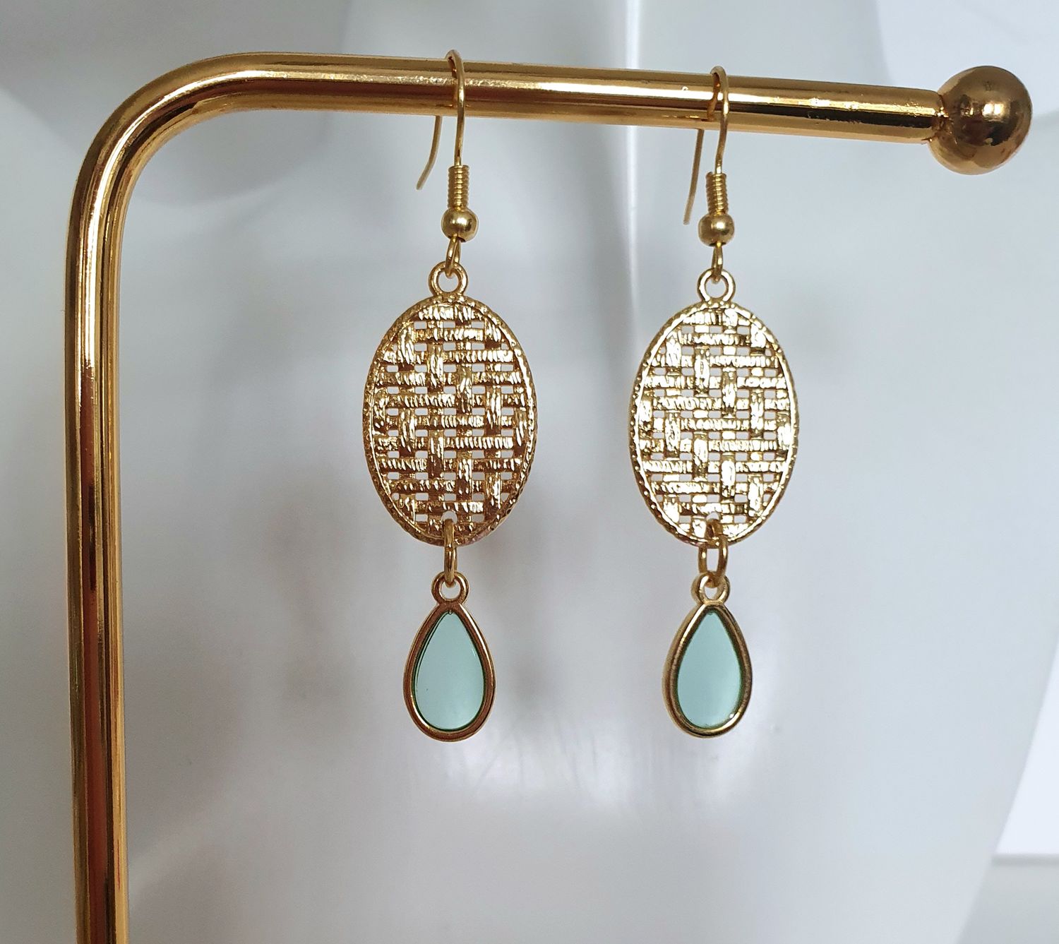 💧💧Boucles d&#39;oreilles ovales tressées dorées à l&#39;or fin 24K Premium. Gouttes serties vitraux Aqua. Création artisanale. Modèle unique