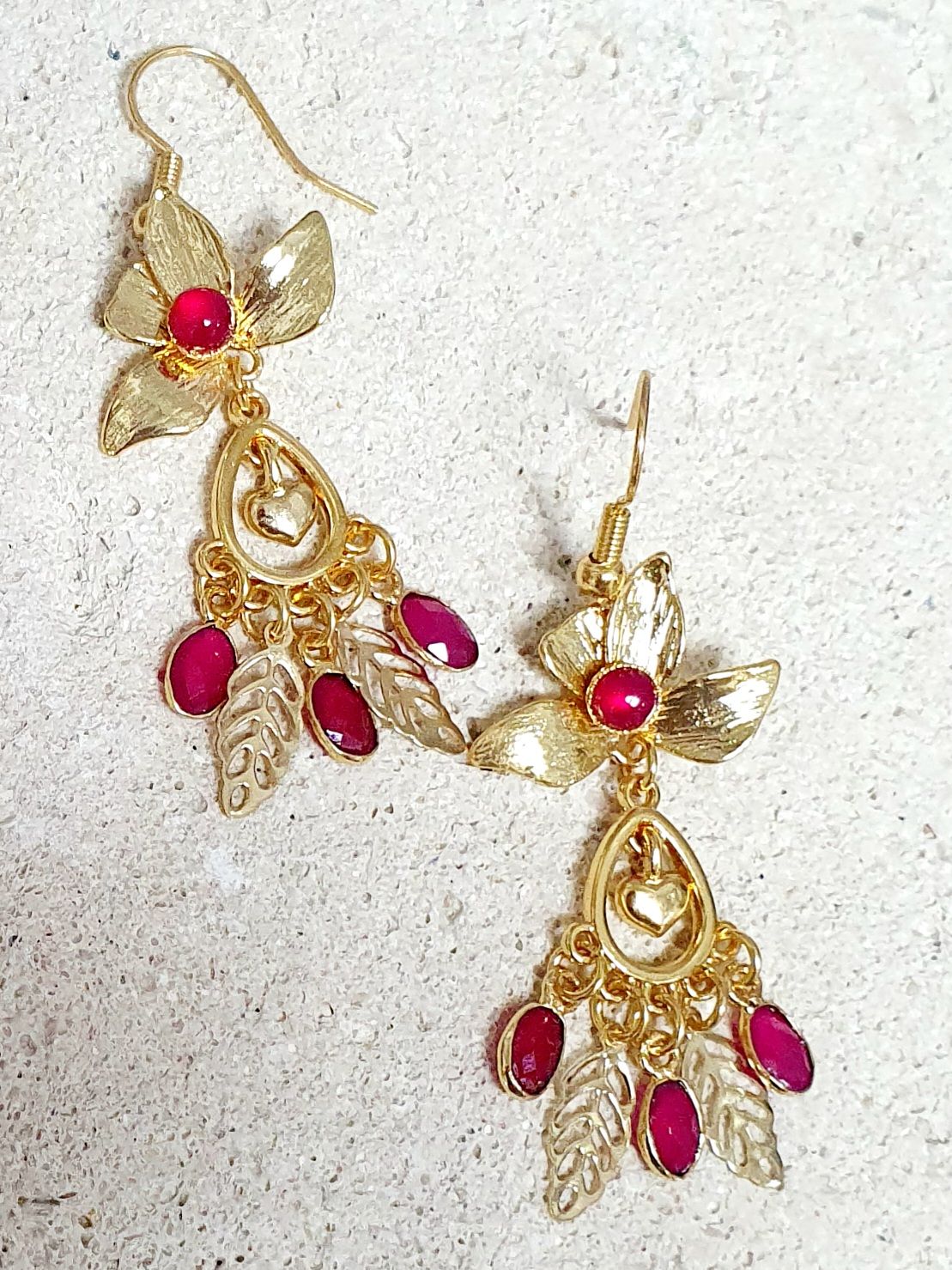 🌺 Boucles d&#39;oreilles Orchidées dorées à l&#39;or fin 24K Premium. Cabochons et pendentifs en Calcédoine fuchsia. Création artisanale. Exemplaire unique.