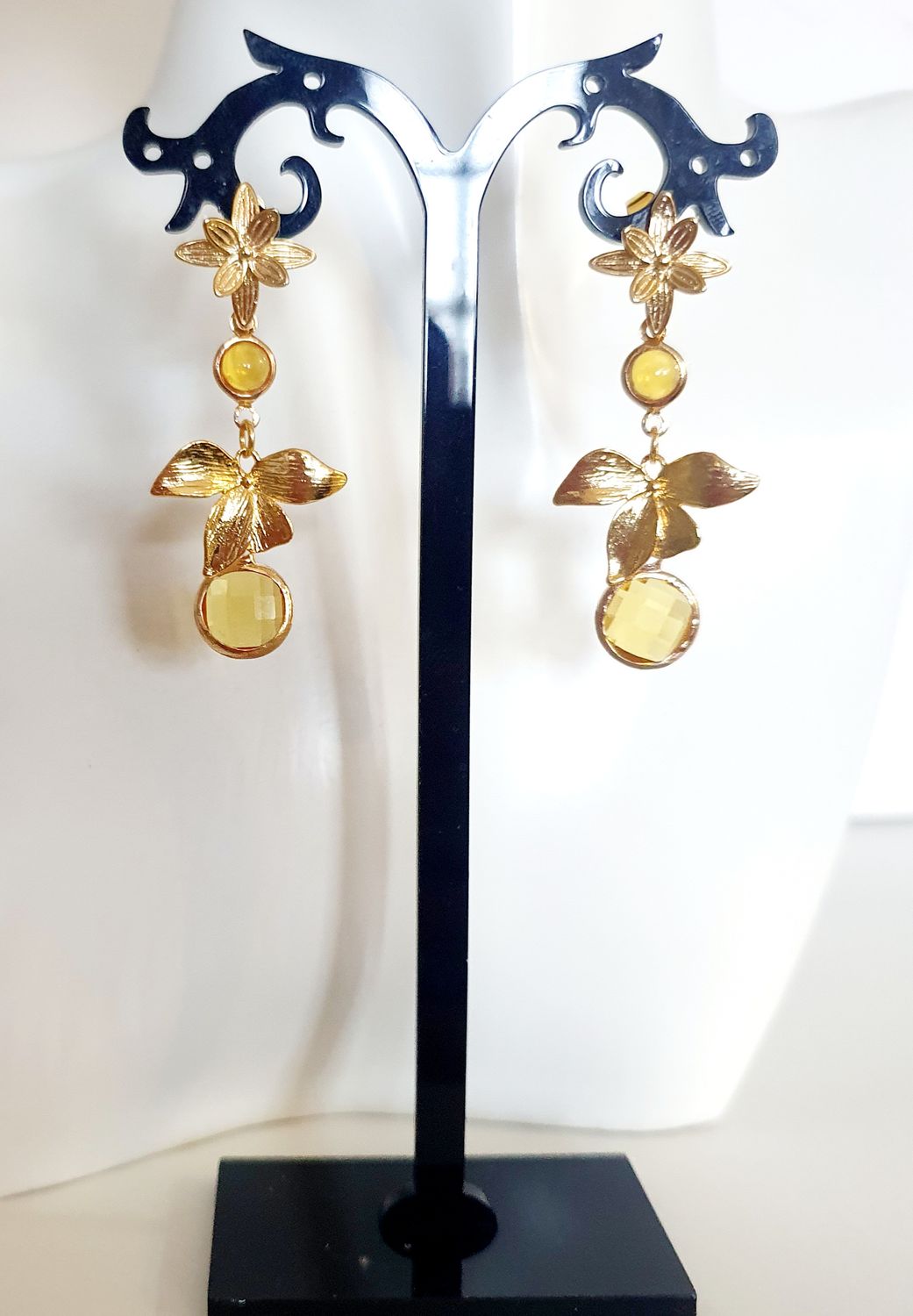 💛 Boucles d&#39;oreilles Orchidées dorées à l&#39;or fin 24K Premium. Cabochons sertis en verre jaune ambré. Création artisanale. Exemplaire unique.