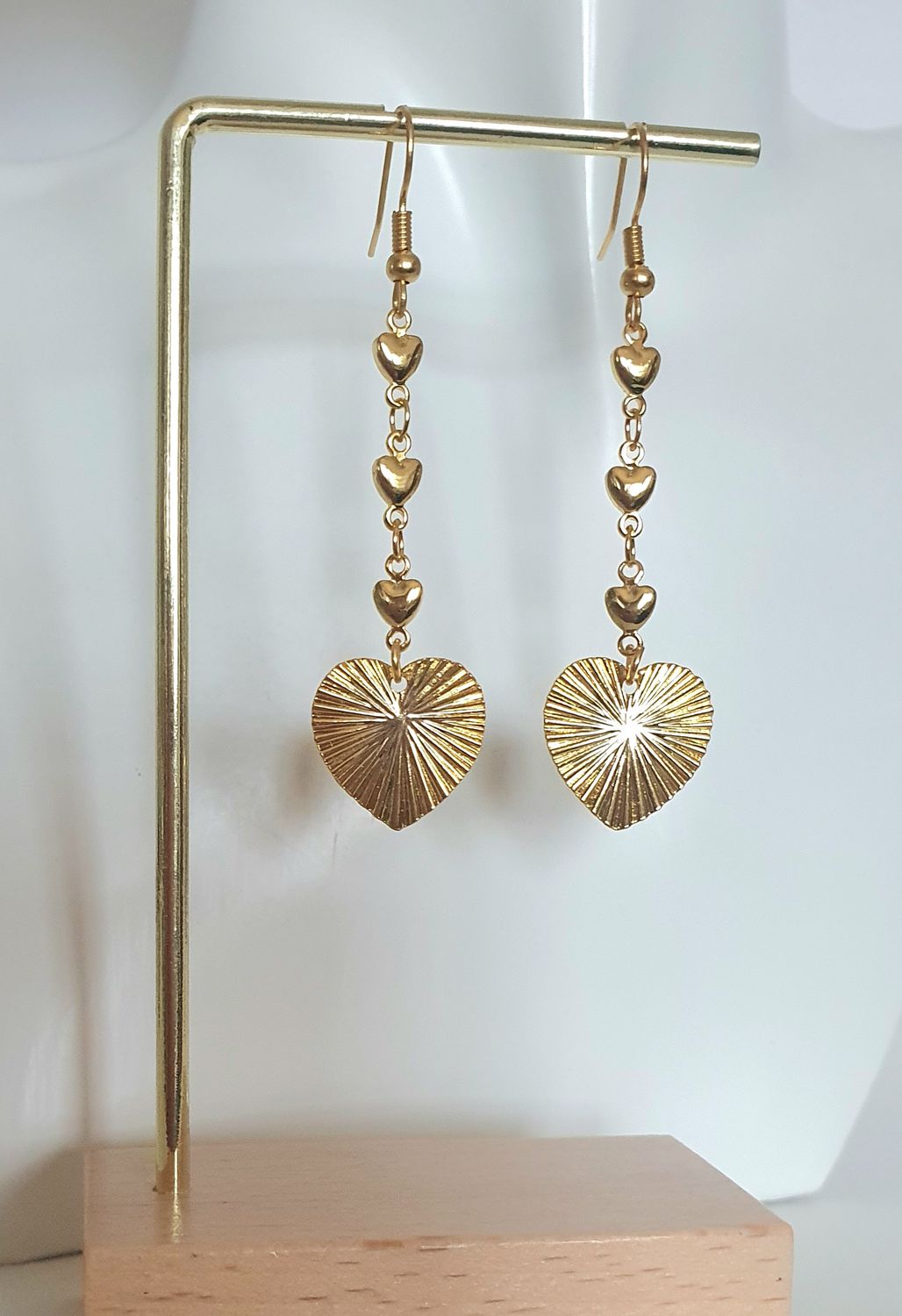 💛 Boucles d&#39;oreilles coeurs dorées à l&#39;or fin 24K Premium. Création artisanale. Exemplaire unique.