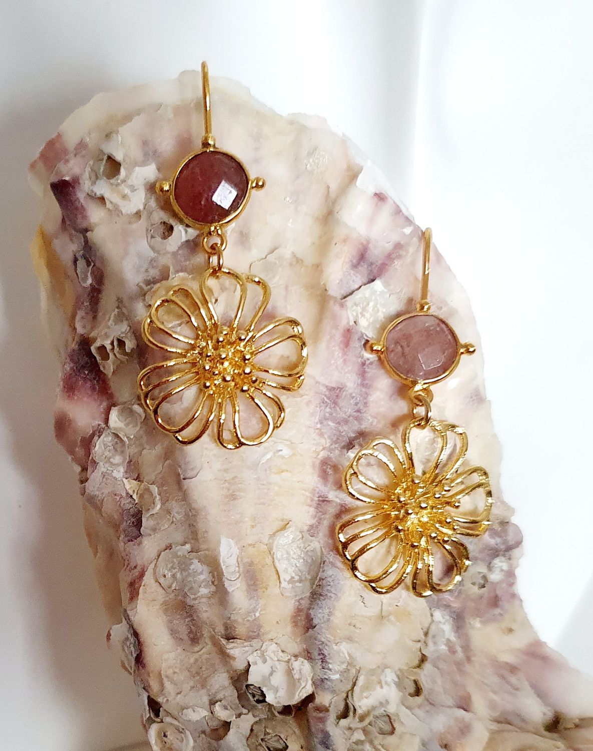 🌼 🌼 Boucles d&#39;oreilles fleurs et cabochons Pierre de Lune 🌙 Dorées à l&#39;or fin 24K Premium. Création artisanale. Exemplaire unique.