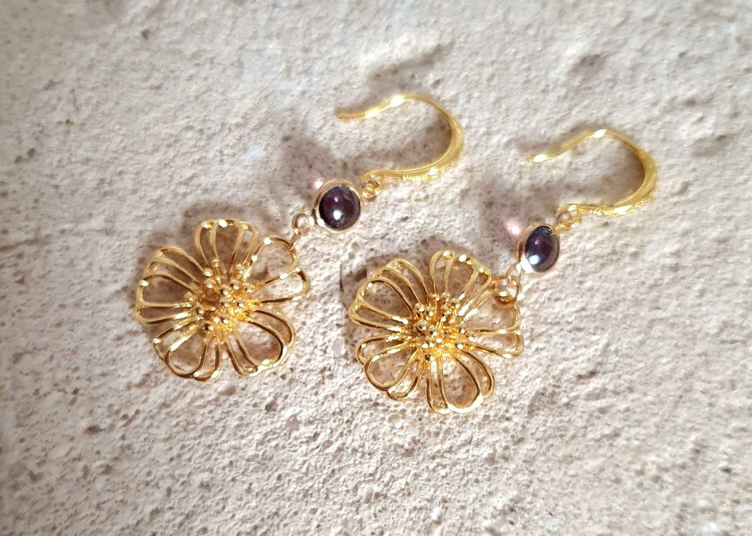 🌸🌸 Boucles d&#39;oreilles fleurs 🌸🌸 dorées à l&#39;or fin 24K Premium. Connecteurs en verre violet. Création artisanale. Exemplaire unique.