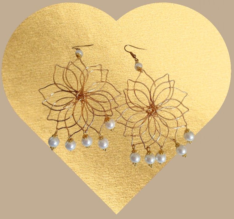 Boucles d&#39;oreilles grandes fleurs 🌼🌼 dorées. Perles blanches nacrées. Création artisanale. Exemplaire unique.