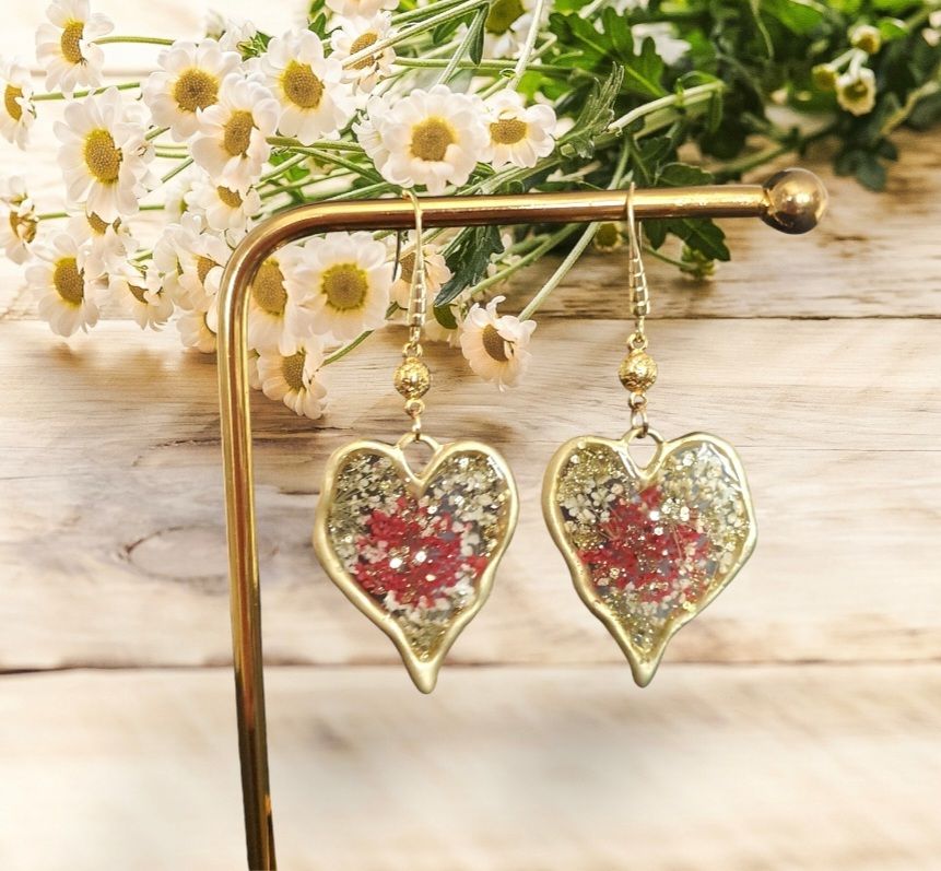 💛 Boucles d&#39;oreilles coeurs baroques. Résine et véritables petites fleurs sechées 🌸 Création artisanale. Exemplaire unique.