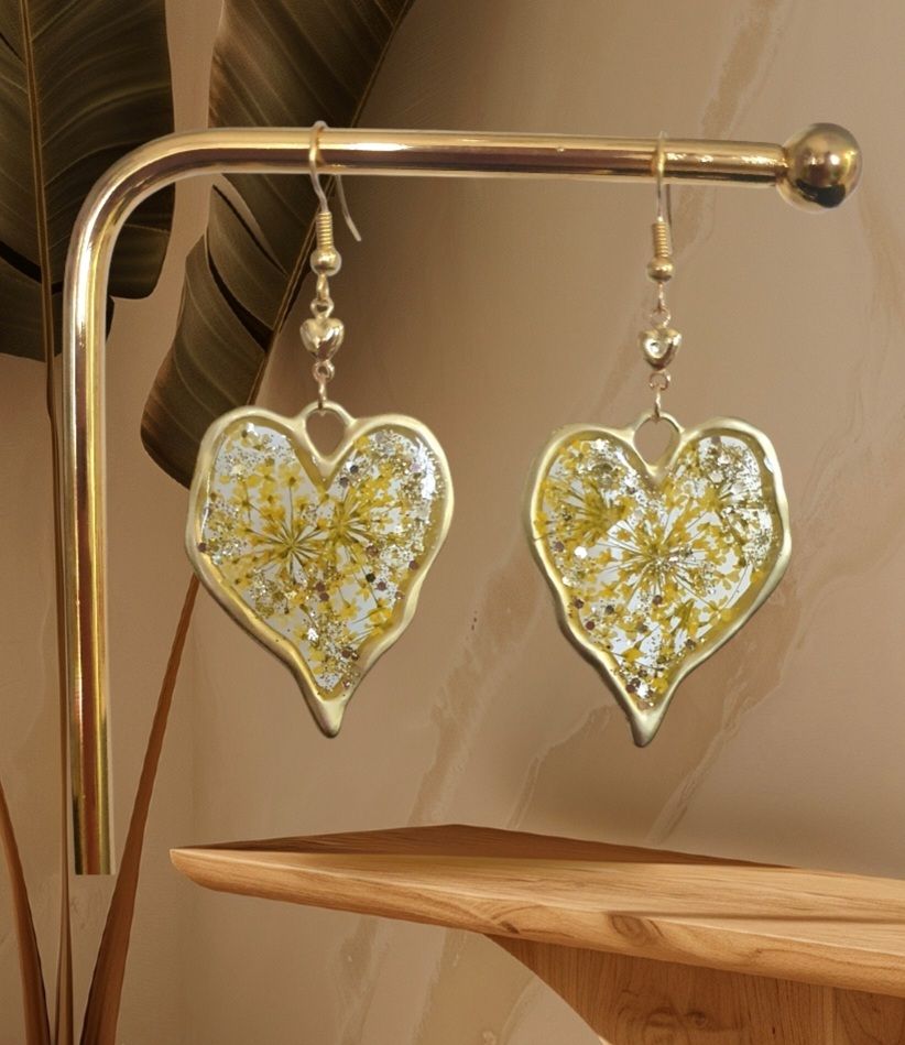 💛 Boucles d&#39;oreilles coeurs baroques. Résine et véritables petites fleurs sechées 🌼🌼 Création artisanale. Exemplaire unique.