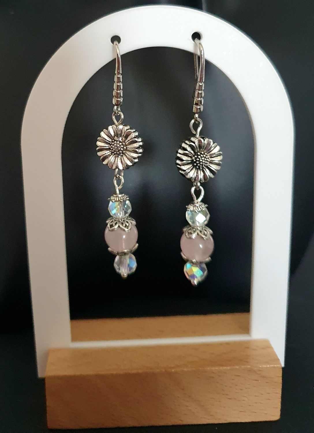 🌸 Boucles d&#39;oreilles fleurs argentées 🌸 🙏Quartz rose /Cristal de Roche 🙏 Création artisanale. Exemplaire unique.