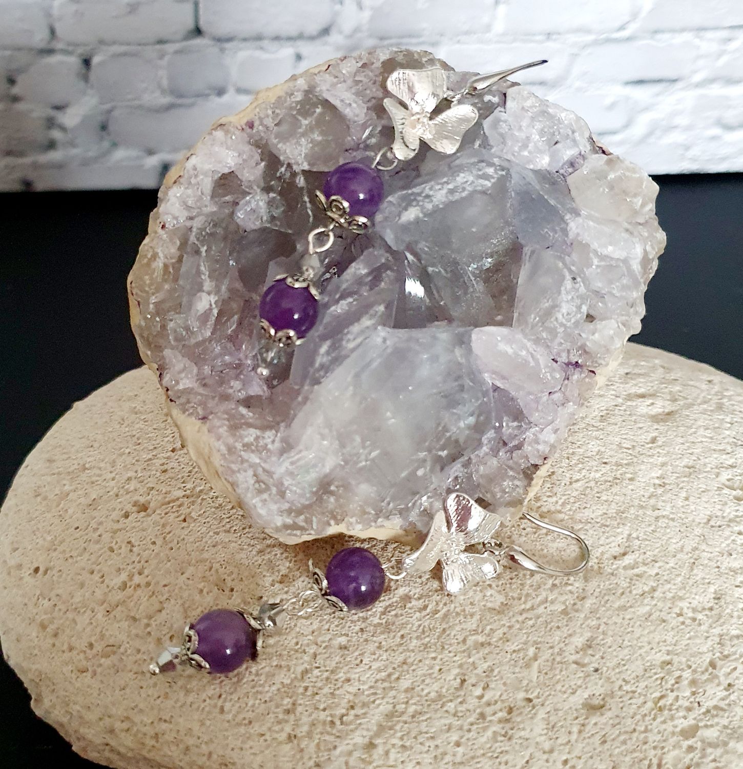 💜 Boucles d&#39;oreilles argentées. Orchidées et perles en Améthyste 🙏 APAISEMENT/PROTECTION/ÉQUILIBRE🙏 Création artisanale. Exemplaire unique.