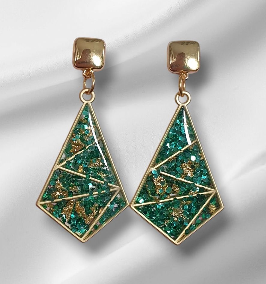 💙 Boucles d&#39;oreilles zigzag dorées. Résine, paillettes turquoises et feuilles d&#39;or froissées. Création artisanale. Exemplaire unique.