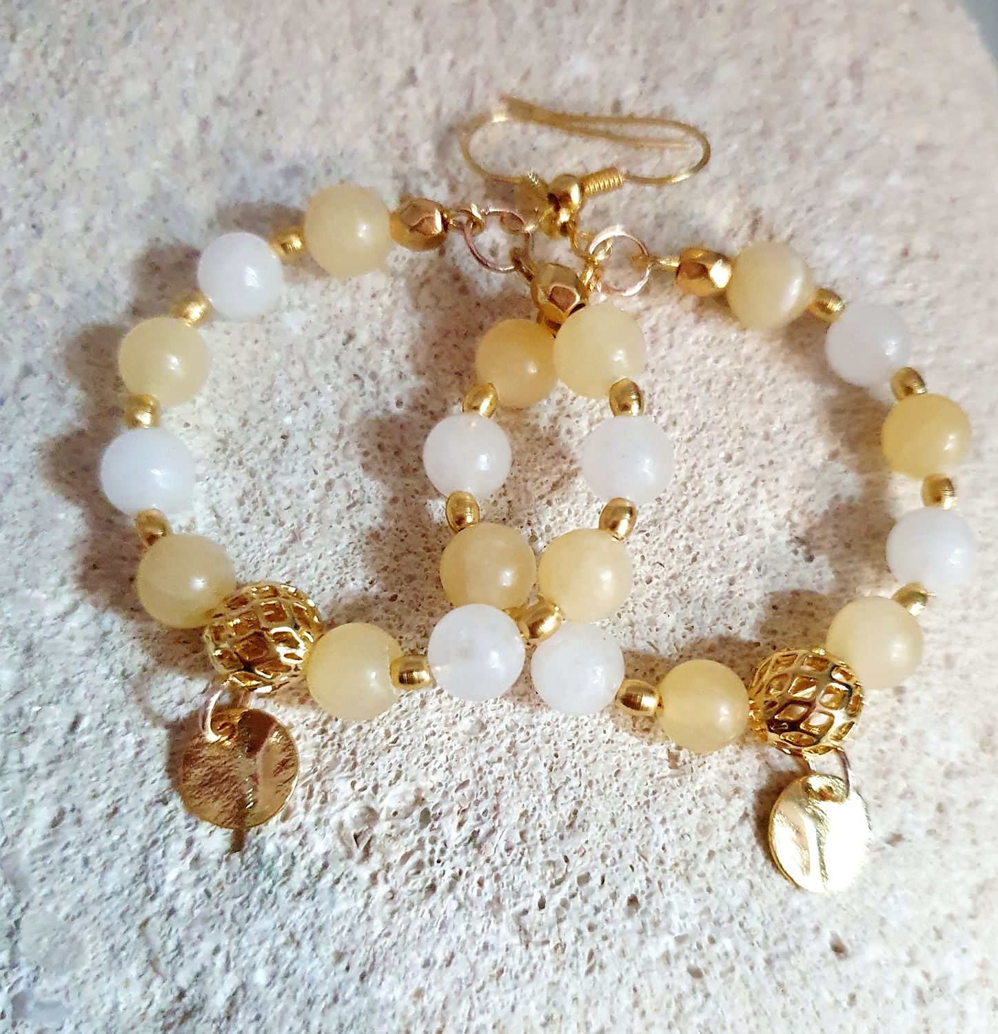 💛 Créoles dorées à l&#39;or fin 24K Premium. Perles en Jade jaune/blanc. Création artisanale. Modèle unique.