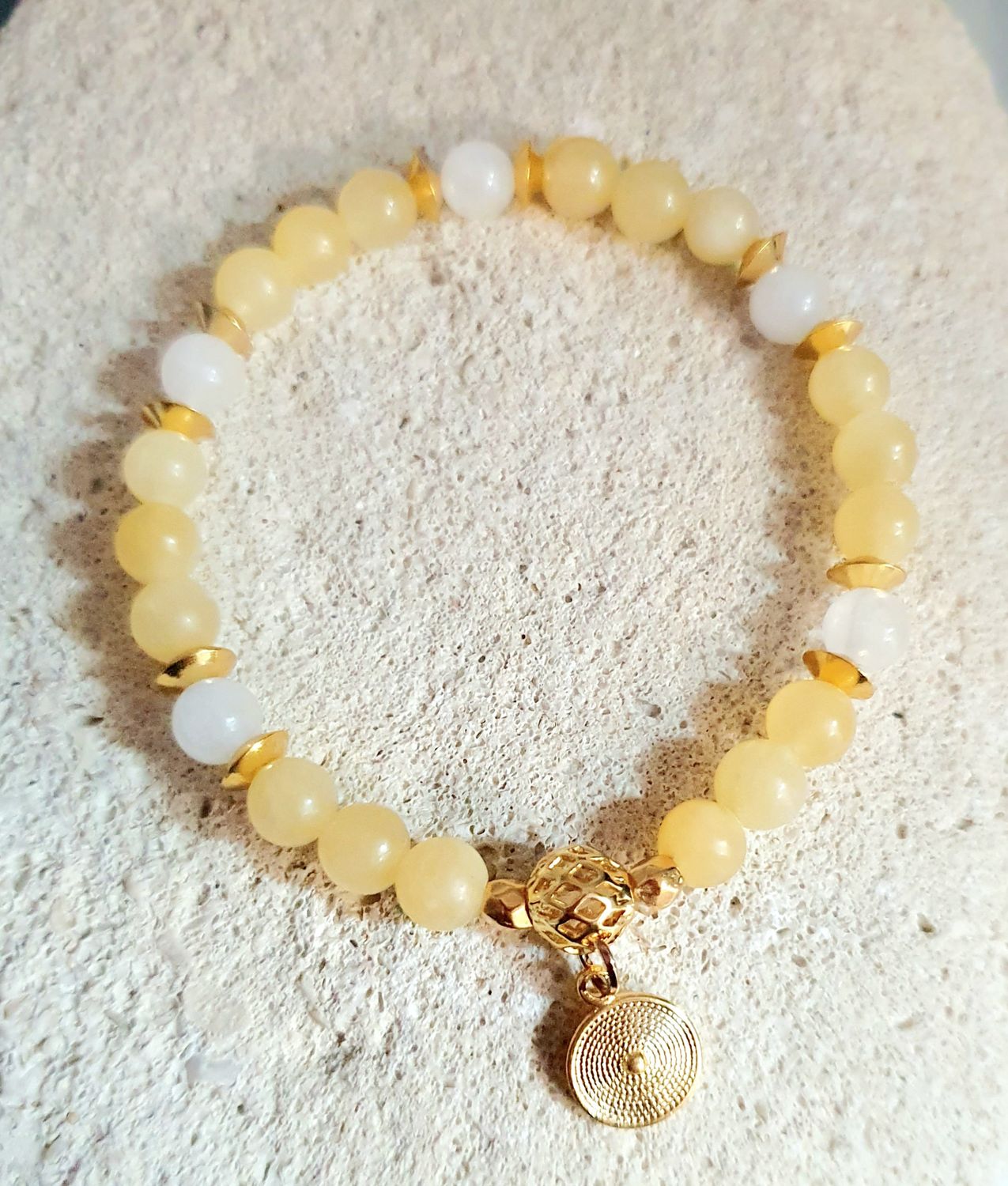 💛 Bracelet extensible T.standard 18,5cm. Perles naturelles en véritable Jade jaune/blanc. Création artisanale. Modèle unique.