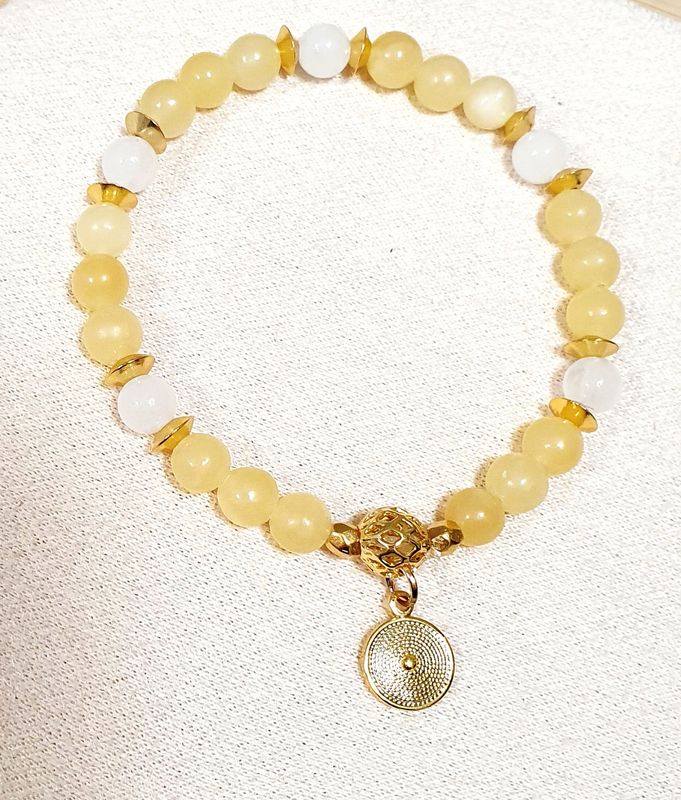 💛 Bracelet extensible T.standard 18,5cm. Perles naturelles en véritable Jade jaune/blanc. Création artisanale. Modèle unique.