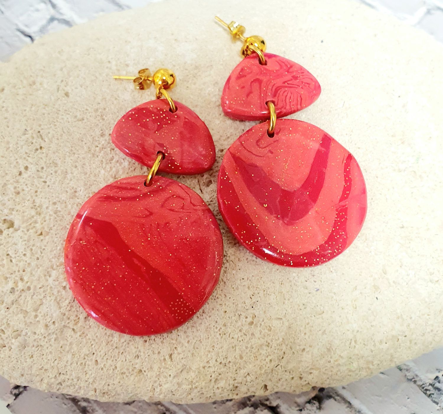 💝 Boucles d&#39;oreilles en argile Polymère rose/rouge résinée. Entièrement réalisées à la main. Modèle unique.