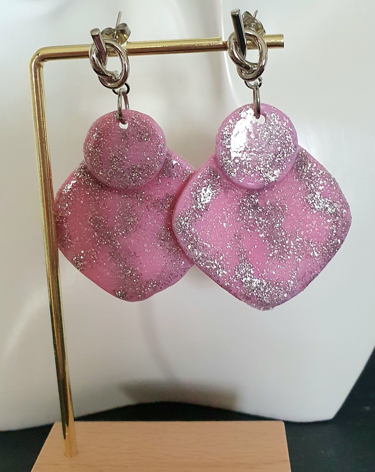 💗 Boucles d&#39;oreilles Polymère roses, résinées. Poudre d&#39;argent. Attaches petits nœuds argentés. Création artisanale. Modèle unique.