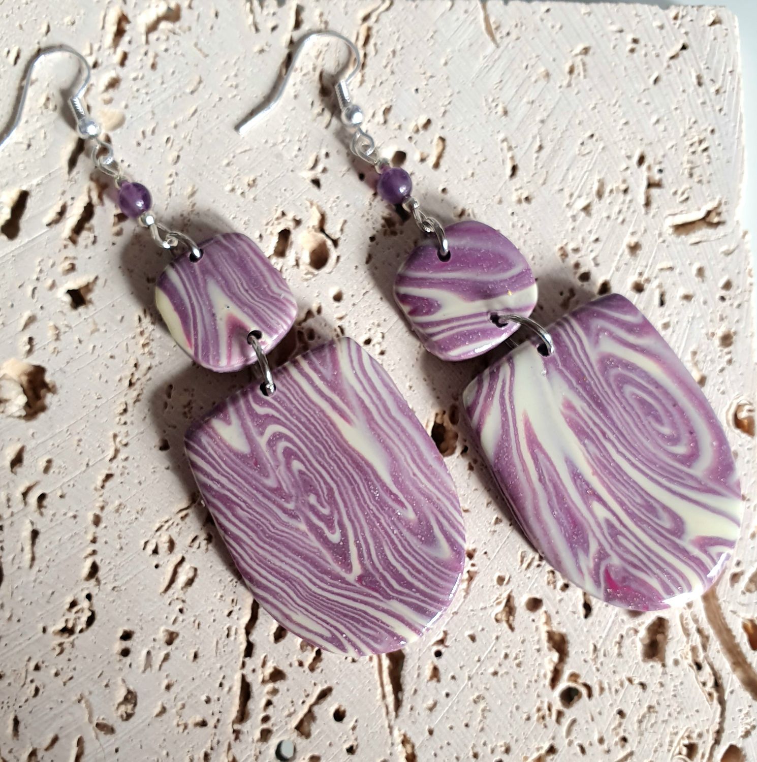 🌟 Boucles d&#39;oreilles en argile Polymère marbrée mauve/blanc, résinée pour plus d&#39;éclat 🌟 Création artisanale. Exemplaire unique.