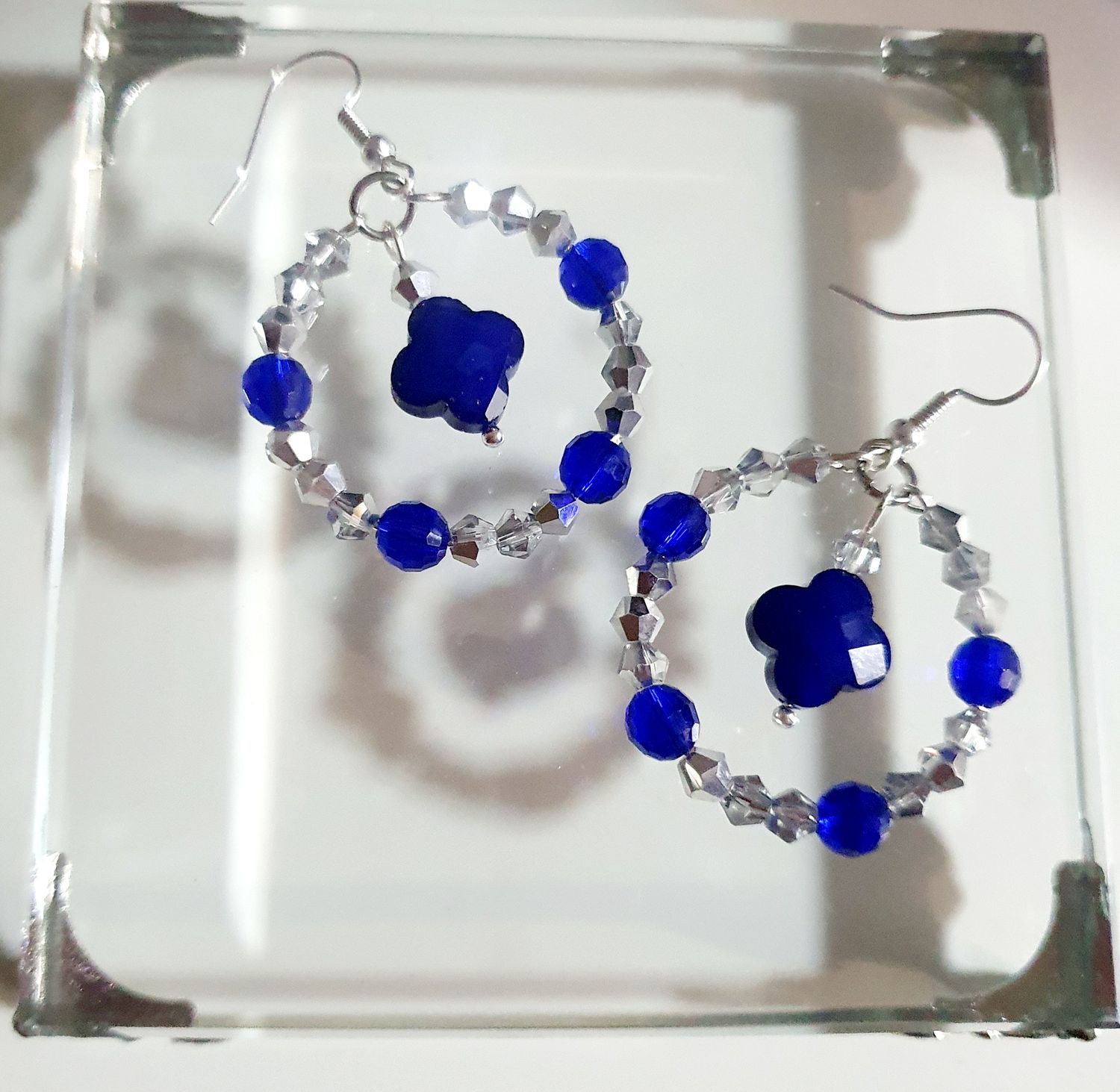 💙 Créoles argentées Trèfles bleus Saphir et toupies de cristal. Création artisanale. Exemplaire unique