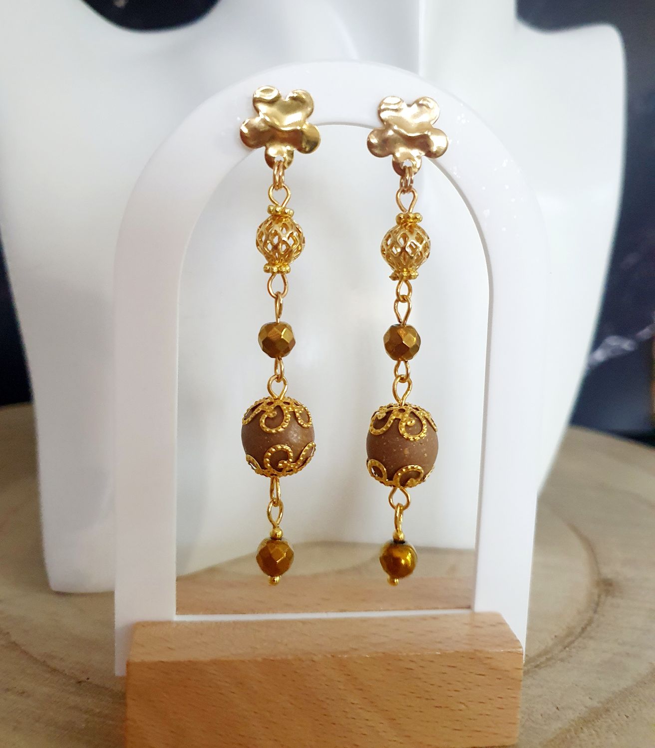 🤎 Boucles d&#39;oreilles rétro. Perles en argile Polymère taupe et perles ciselées ajourées dorées à l&#39;or fin. Création artisanale. Exemplaire unique.