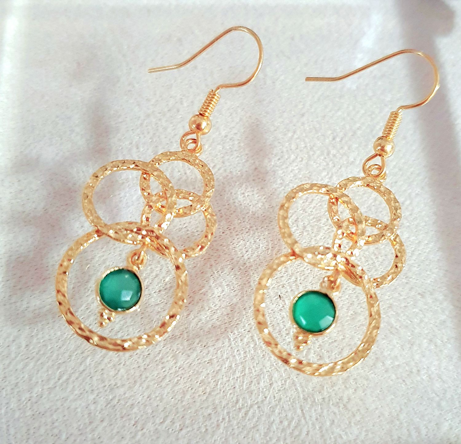 💚 Boucles d&#39;oreilles graphiques dorées à l&#39;or fin 24K Premium. Petits pendentifs sertis en Onyx vert. Création artisanale. Exemplaire unique.