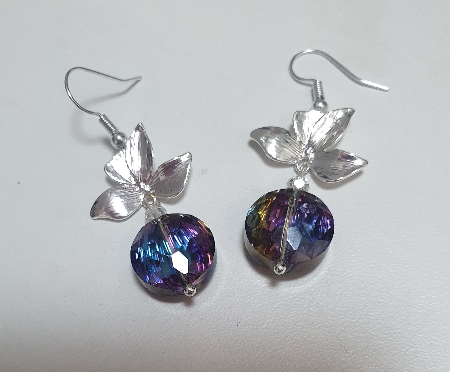 💙 Boucles d&#39;oreilles orchidées, plaquées argent 925. Perles facettées aux reflets d&#39;aurores boréales. Création artisanale. Exemplaire unique.