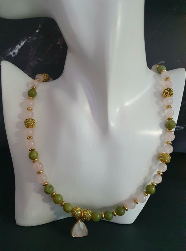 🙏 ANTI-STRESS/SOMMEIL/APAISEMENT 🙏💚💗 Collier extensible facile à enfiler 😉  Perles en PÉRIDOT et QUARTZ ROSE. Création artisanale. (Personnalisable)