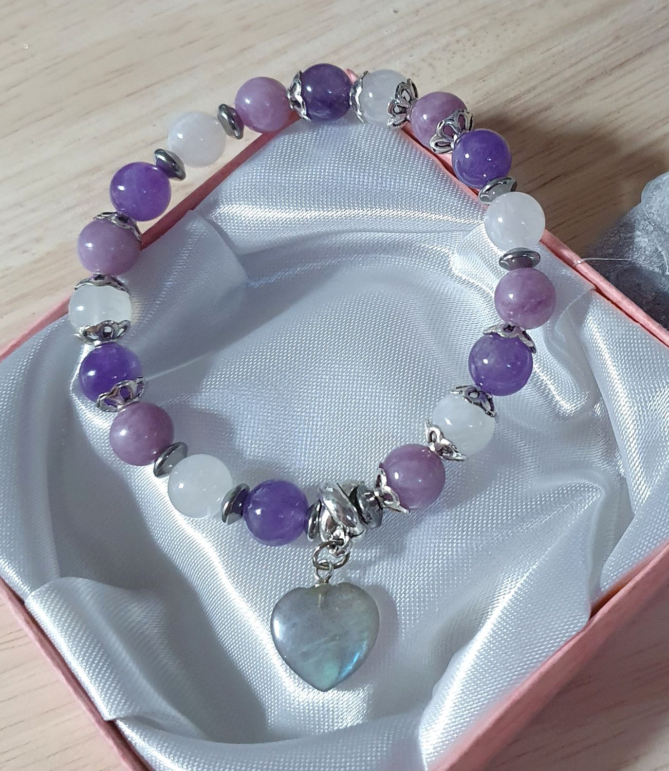 LÉPIDOLITE/AMÉTHYSTE/PIERRE DE LUNE 🌙 Bracelet extensible Taille 19cm (personnalisable) 🙏 STABILITÉ/ÉQUILIBRE/ANTI-STRESS Pendentif cœur ❤️ en Labradorite